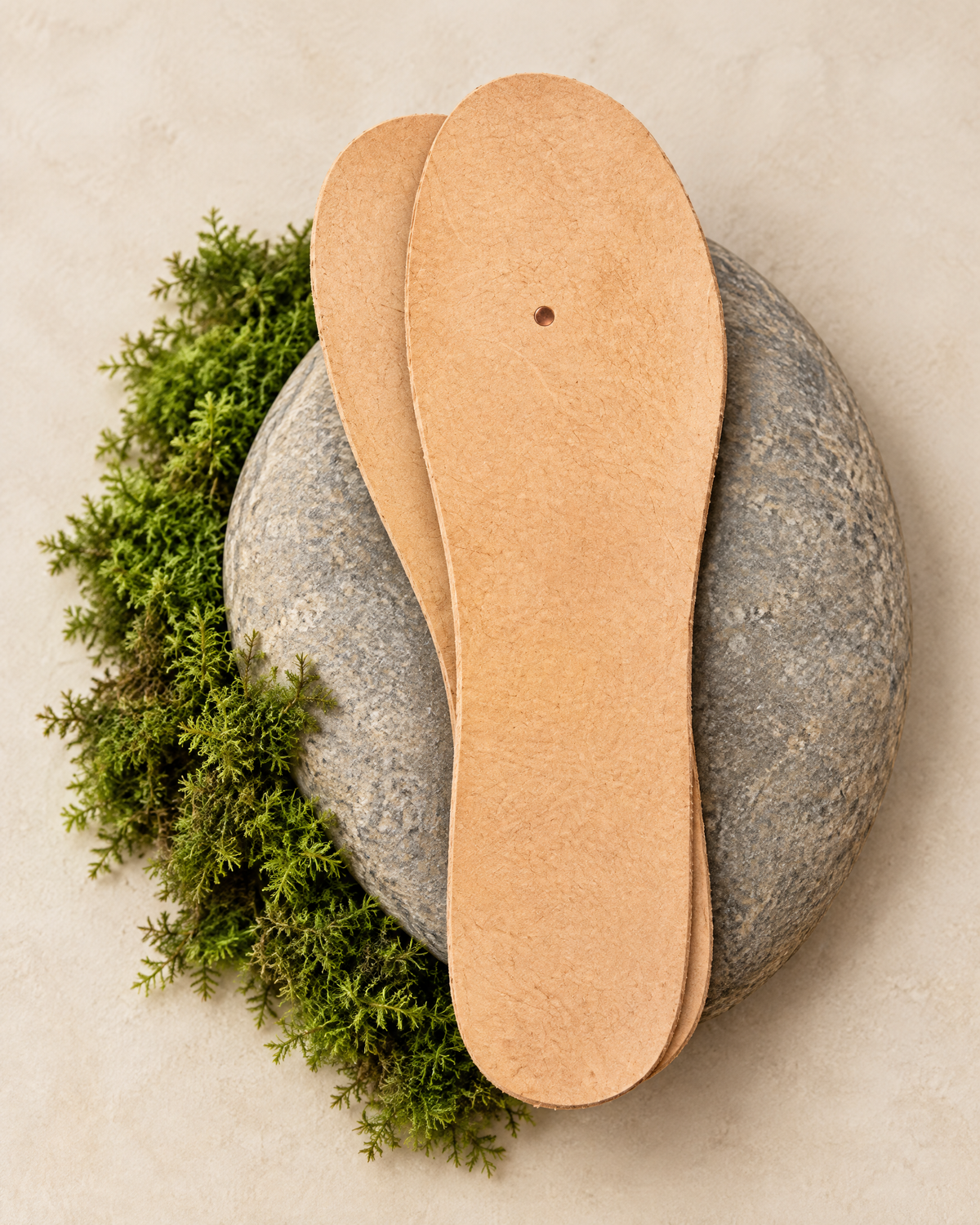 Vegetable-tanned leather insole with the copper grounding rivet