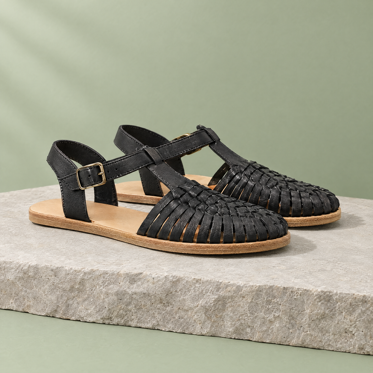 Saguaro grounding closed-toe huarache sandal in Charcoal Black